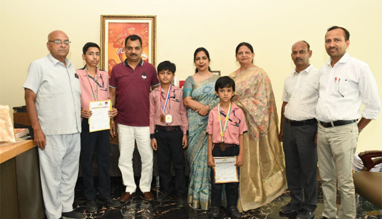 अग्रवाल पब्लिक स्कूल के छात्रों ने खेलों और ओलम्पियाड में अन्तर्राष्ट्रीय स्तर पर वि‌द्यालय का नाम किया रोशन